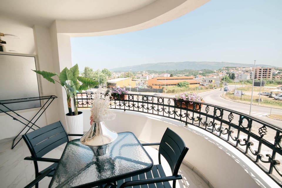 Natural landscape, View (from property/room), Balcony/Terrace, Seating area, City view