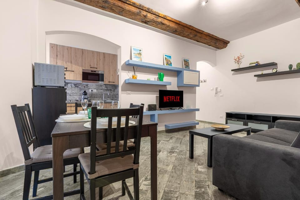 TV and multimedia, Kitchen or kitchenette, Living room, Seating area, Dining area, oven