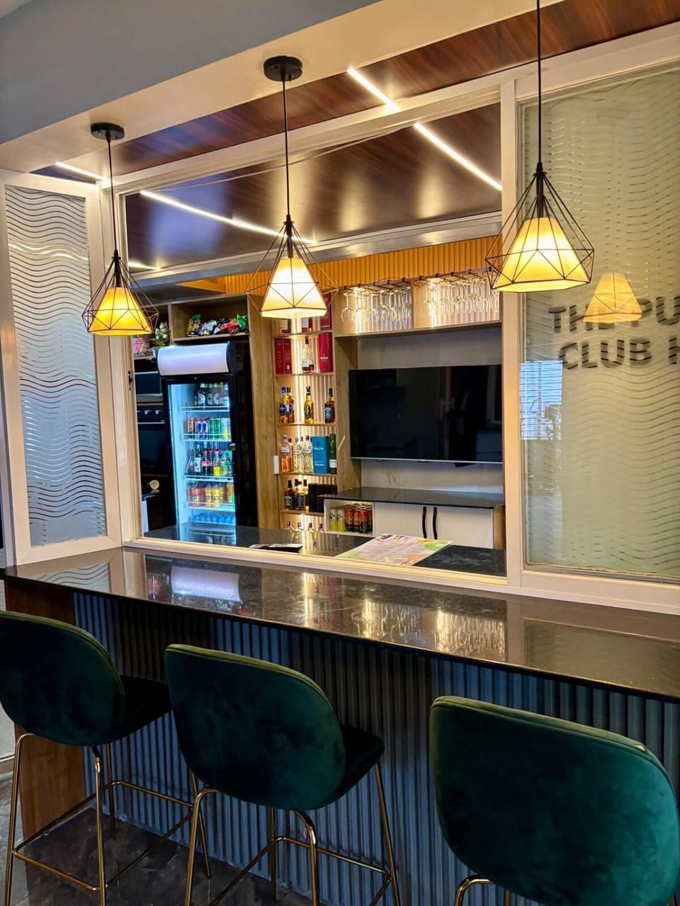 Restaurant/places to eat, Lounge or bar