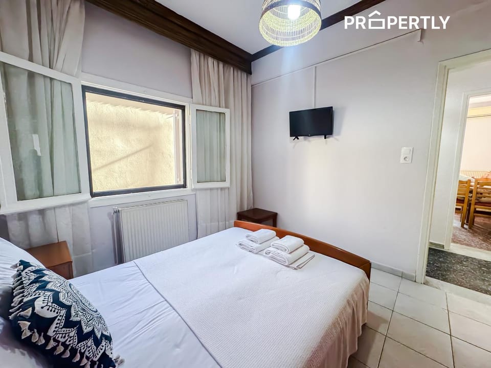 Bed, TV and multimedia, Photo of the whole room, Bedroom