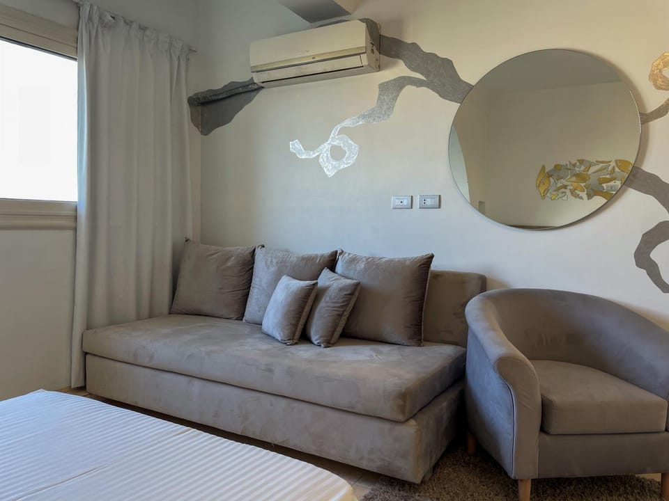 Bed, Living room, Decorative detail, air conditioner