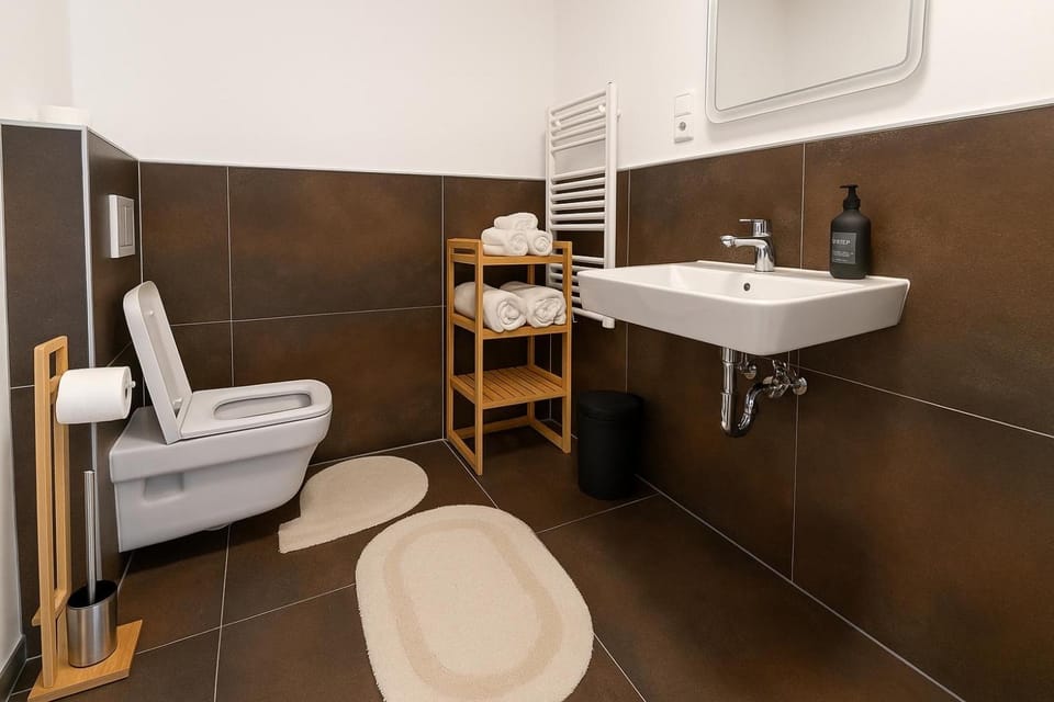 Toilet, Bathroom, towels