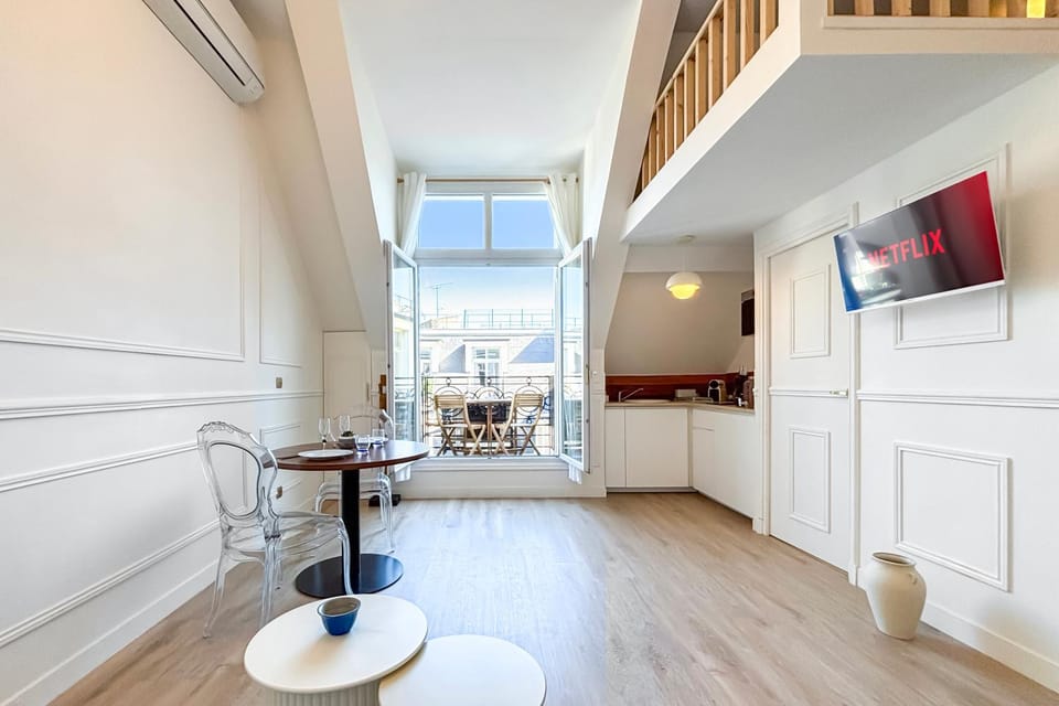 TV and multimedia, Living room, Seating area, Dining area, air conditioner