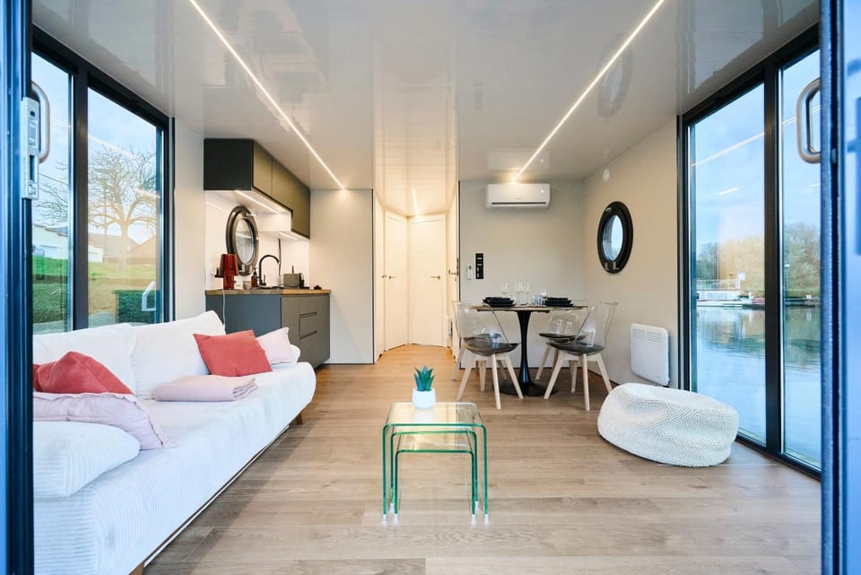 Living room, Seating area, Dining area, air conditioner
