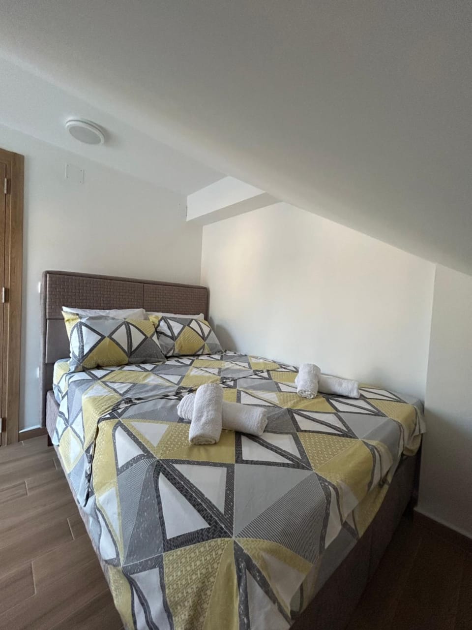 Bed, Photo of the whole room, Bedroom, towels