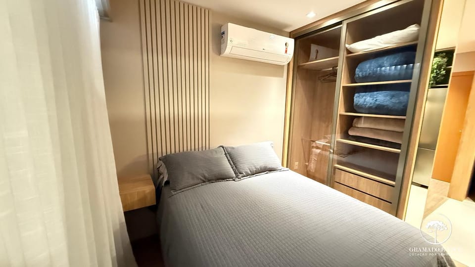 Bed, TV and multimedia, Photo of the whole room, Bedroom, wardrobe, air conditioner