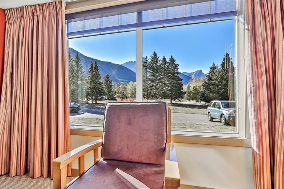 Communal lounge/ TV room, Day, Natural landscape, Living room, Seating area, Evening entertainment, Mountain view, Parking