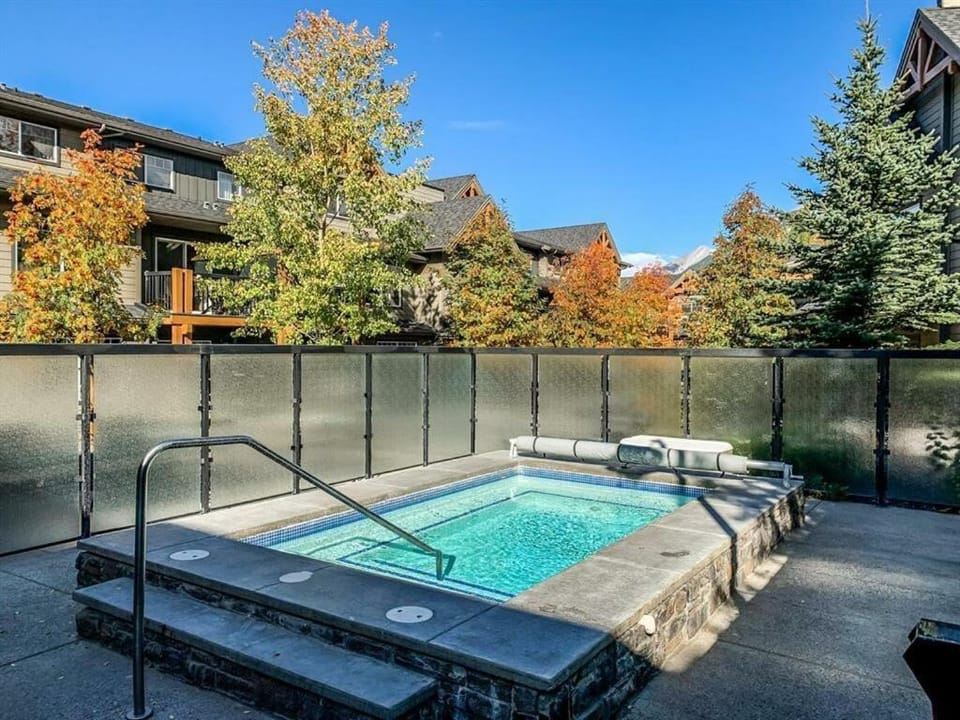 Property building, Day, Natural landscape, Garden, Hot Tub, Garden view, sunbed