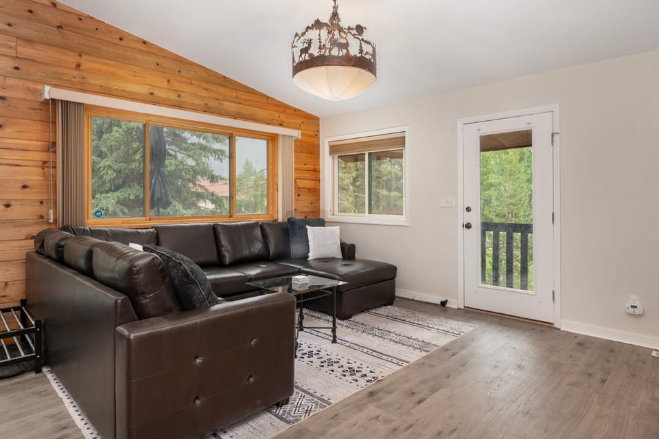 Pet Friendly, 4 Bedrooms Plus Game Room, Easy Walk to Lake Granby & Beacon Landing Marina House in Rocky Mountain National Park