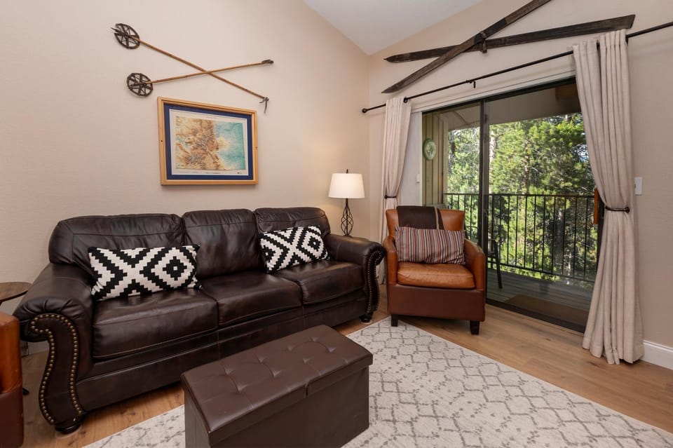 Pool, Hot Tubs, Sauna, Hiking from the Property, On Free Bus Route Apartment in Fraser