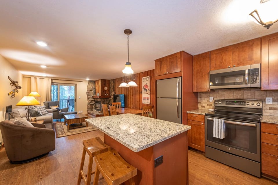 Beaver Village 1712 - Nicely Updated, 2 Queens Plus 2 Twins, Pool, Hot Tubs, Sauna Apartment in Fraser