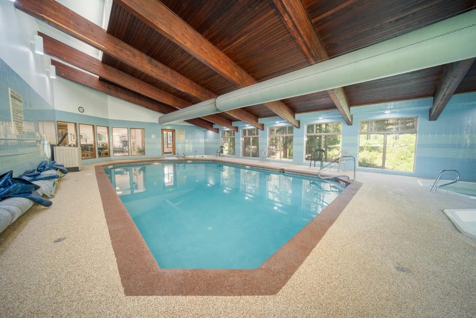 Beaver Village 1712 - Nicely Updated, 2 Queens Plus 2 Twins, Pool, Hot Tubs, Sauna Apartment in Fraser