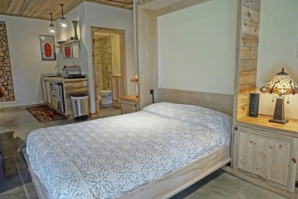 Pet Friendly Studio Condo, High Quality Finishes Apartment in Rocky Mountain National Park