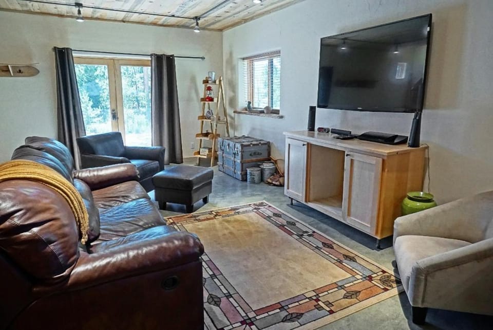 Pet Friendly Studio Condo, High Quality Finishes Apartment in Rocky Mountain National Park