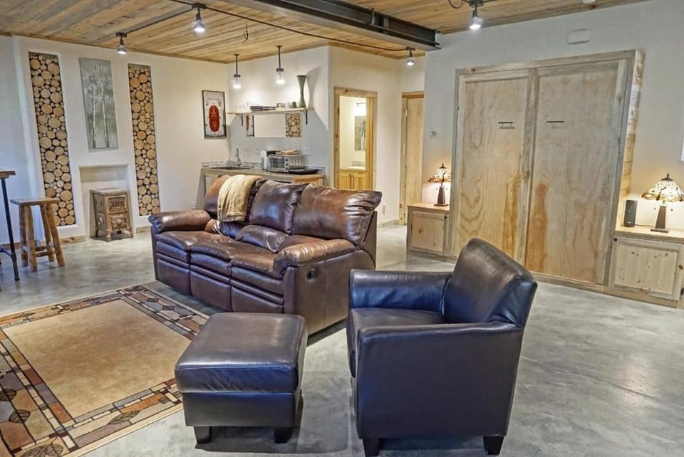 Pet Friendly Studio Condo, High Quality Finishes Apartment in Rocky Mountain National Park