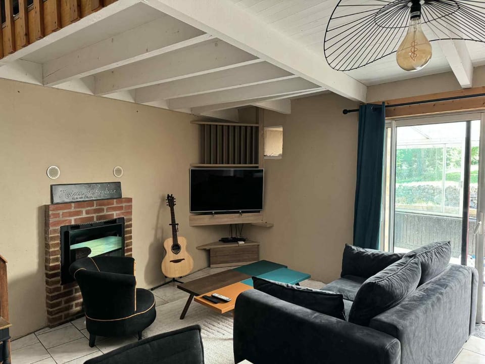 Communal lounge/ TV room, TV and multimedia, Seating area