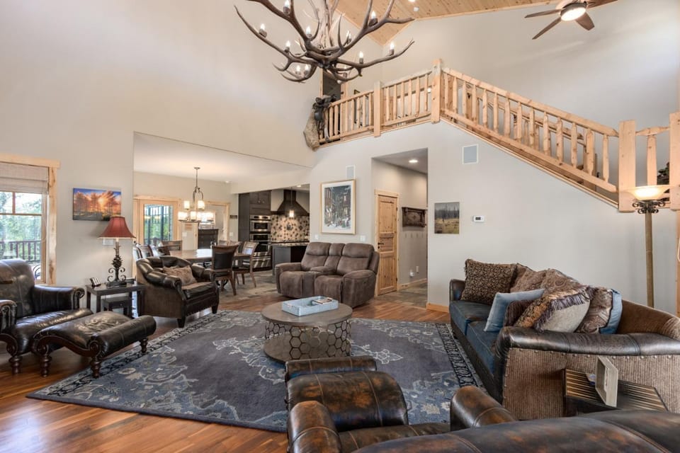 Incredible Views, Hiking from the Property, 4 Ensuite Baths, Luxury Home House in Rocky Mountain National Park