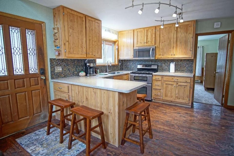 Pet Friendly, Firepit, Wrap around Porch, Close to Lake Granby and Highland Marina House in Rocky Mountain National Park