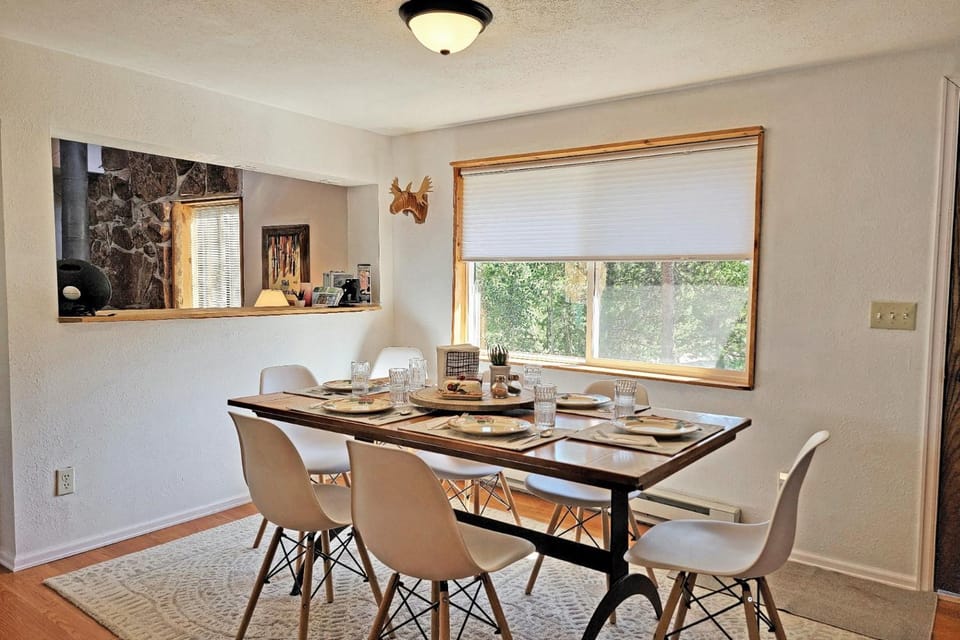 New Listing, Great Backyard with Firepit, Pet Friendly, Wood Burning Stove House in Rocky Mountain National Park