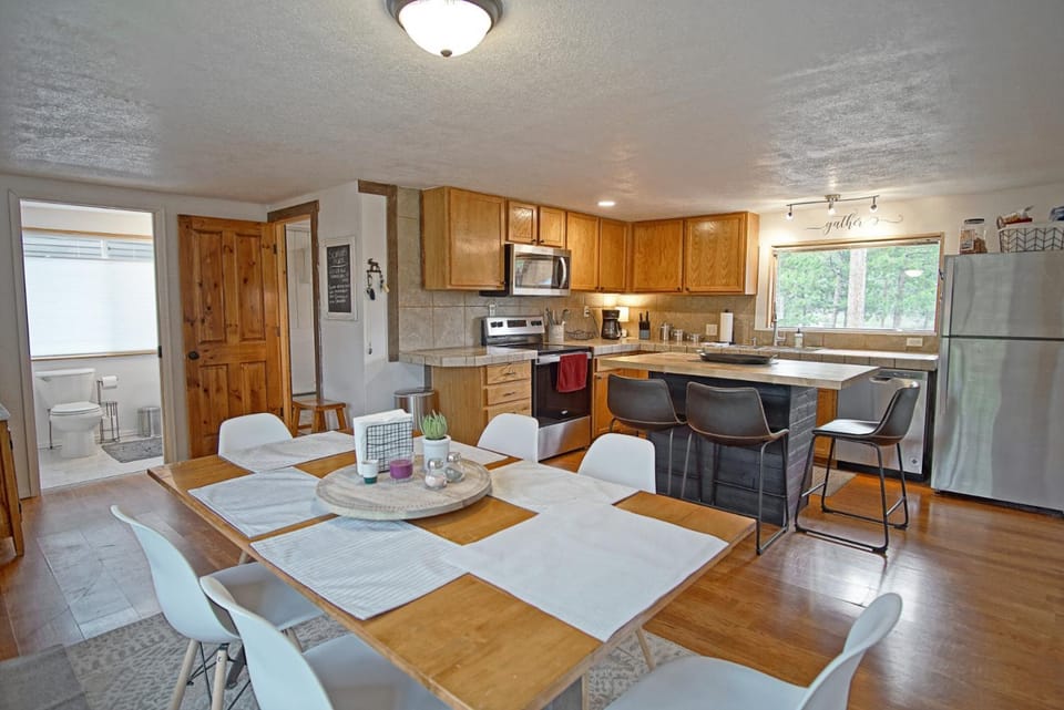 New Listing, Great Backyard with Firepit, Pet Friendly, Wood Burning Stove House in Rocky Mountain National Park