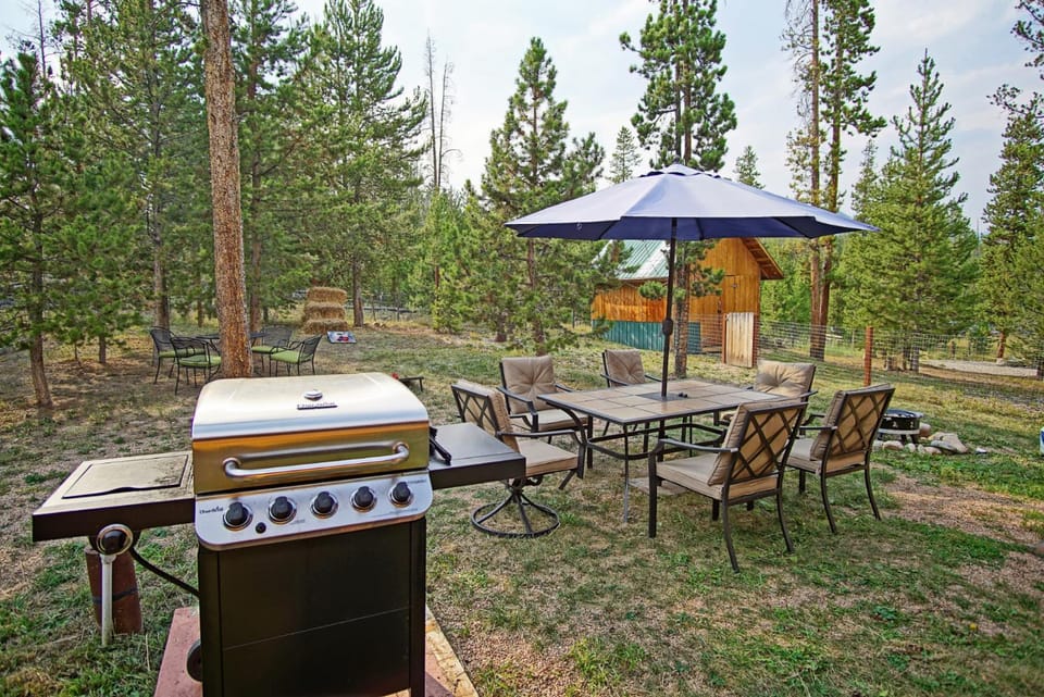 New Listing, Great Backyard with Firepit, Pet Friendly, Wood Burning Stove House in Rocky Mountain National Park