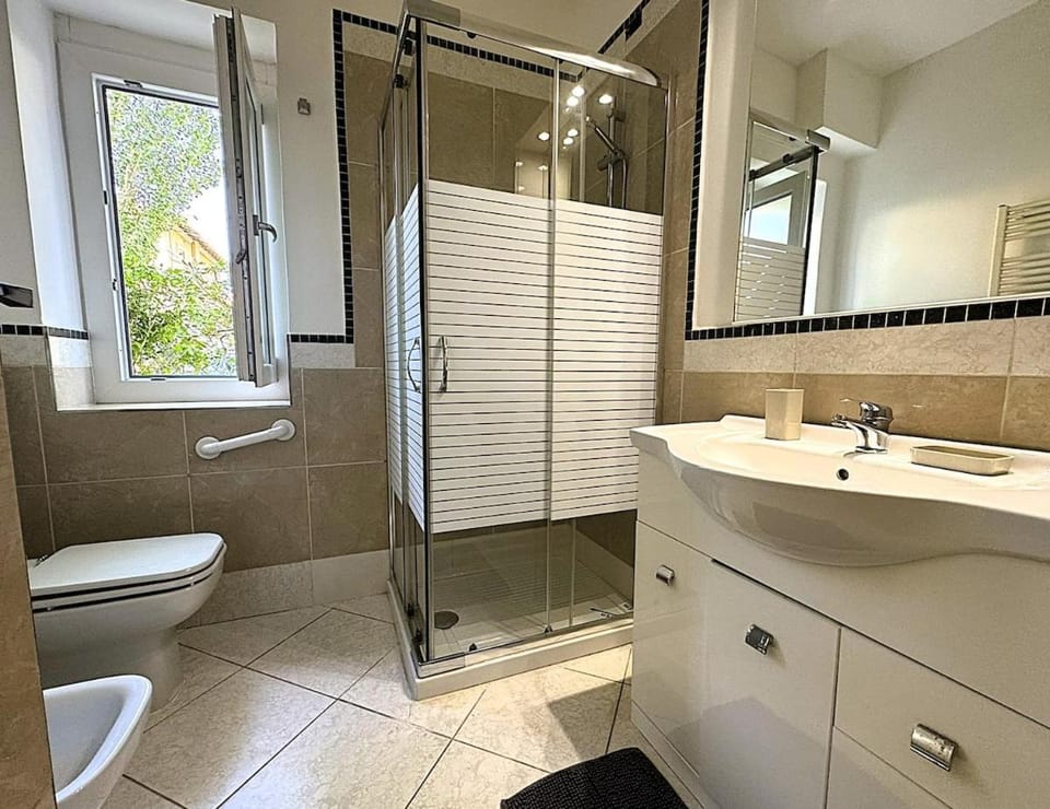 Shower, Toilet, Bathroom, Bath, bidet, towels