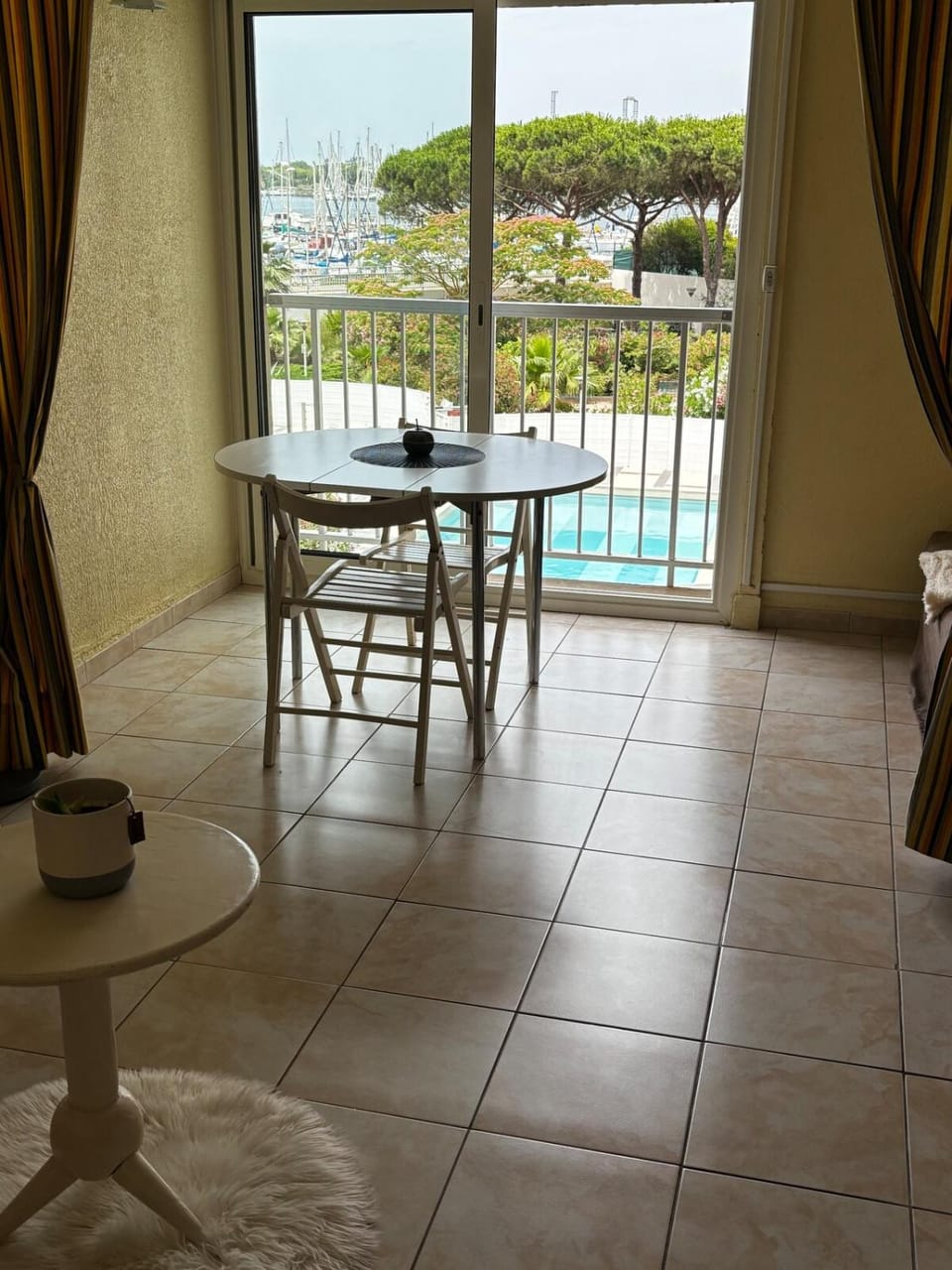 Dining area, Pool view