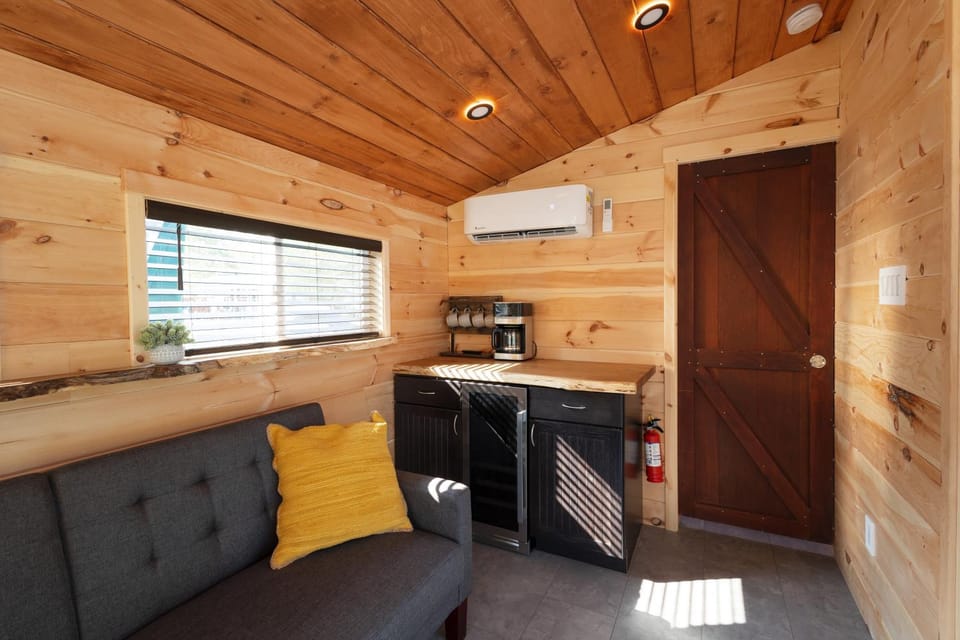 Coffee/tea facilities, Seating area, minibar, air conditioner