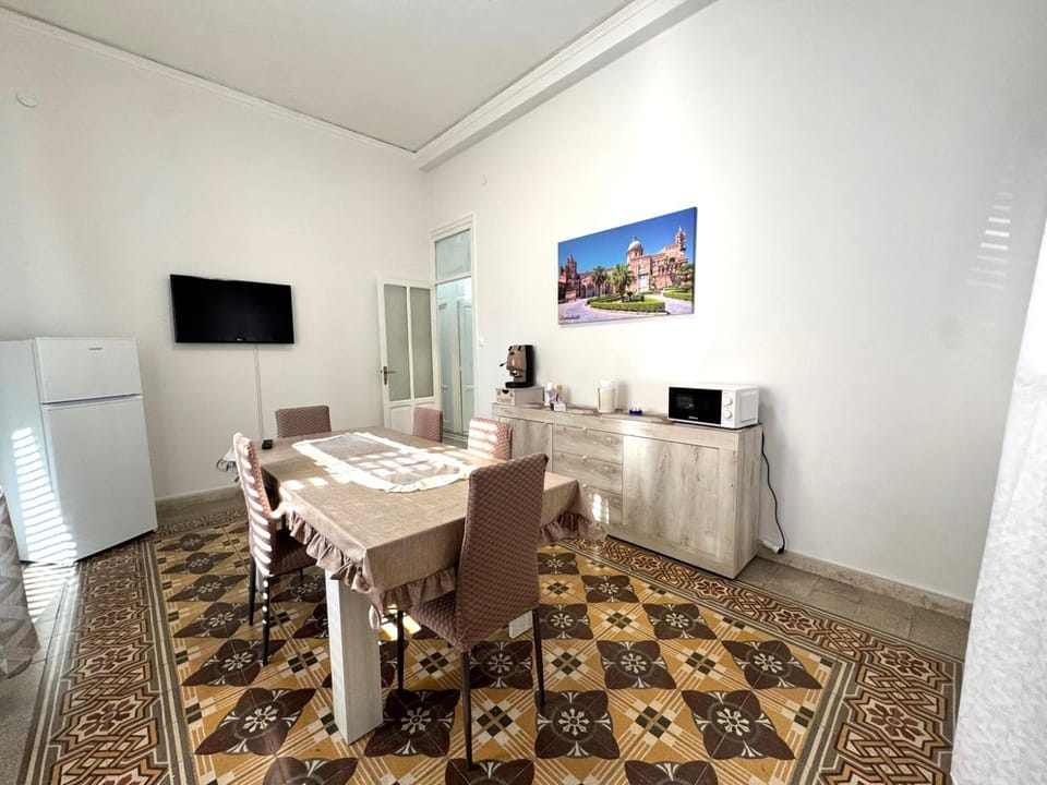 TV and multimedia, Kitchen or kitchenette, Living room, Seating area, Dining area, oven
