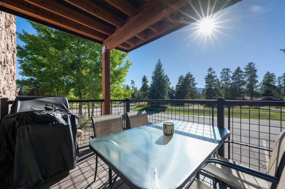 Versatile Rental, Firepit, Balcony with Grill and Outdoor Seating Apartment in Fraser