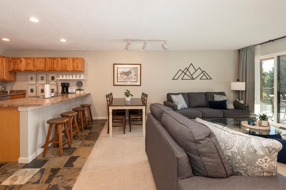 Versatile Rental, Firepit, Balcony with Grill and Outdoor Seating Apartment in Fraser