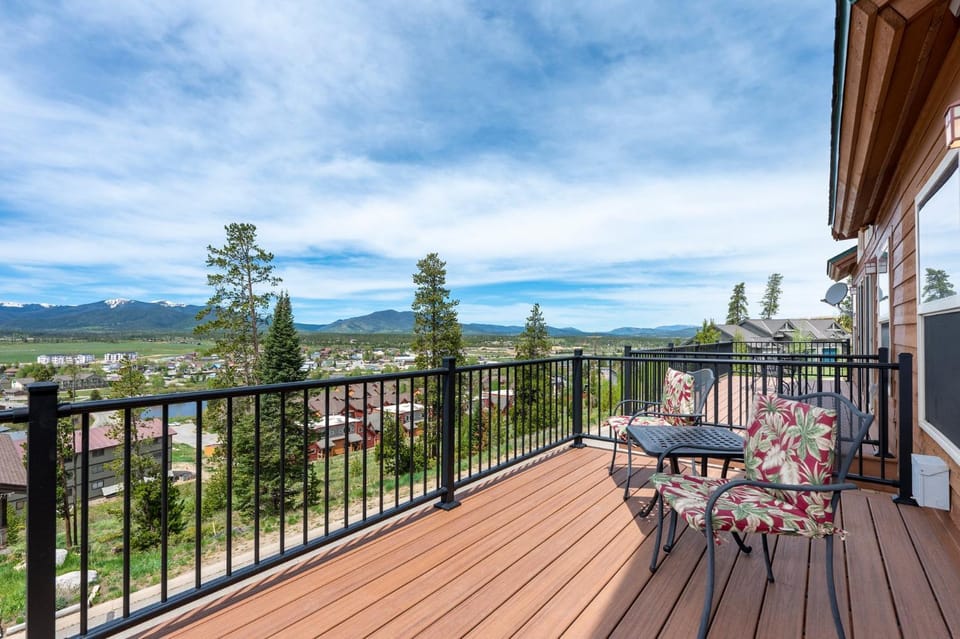 Private Garage, Washer and Dryer, Amazing Views of Byers Peak, Pet Friendly House in Fraser