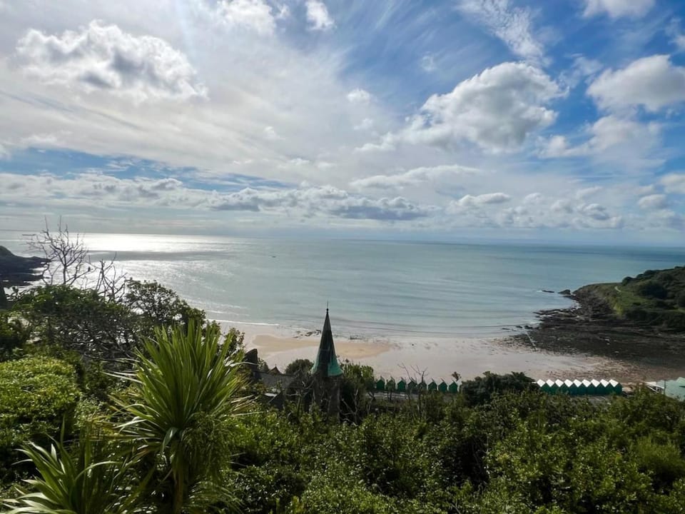 Stunning beach view apartment in Langland Apartment in Wales