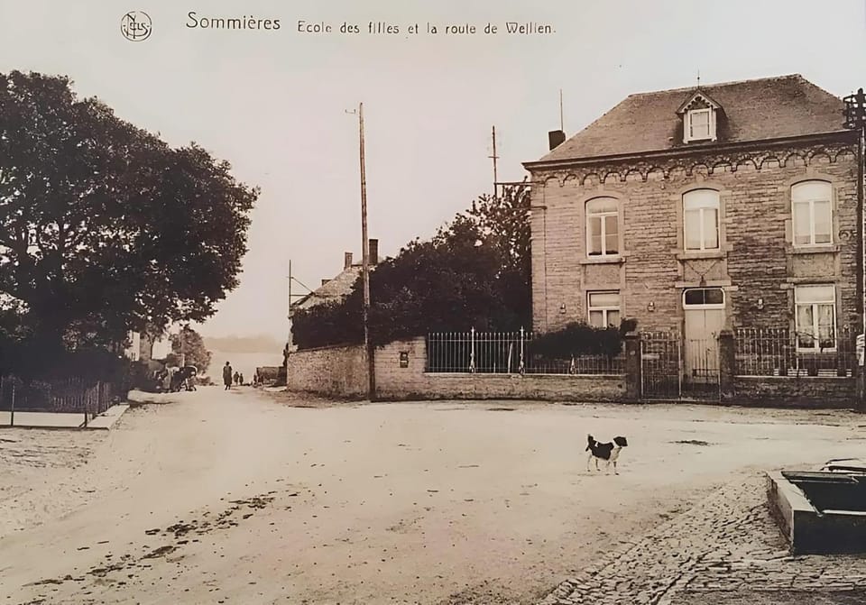 Property building, Facade/entrance, Landmark view, Street view