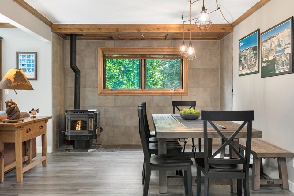 Private Hot Tub Overlooking Gore Creek, Parking for 4, Updated Townhome House in Vail