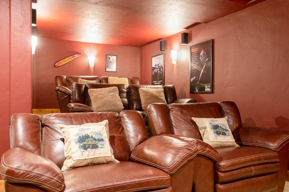 Outdoor Private Hot Tub, In Home Movie Theater, Luxurious Creekside Home House in Vail