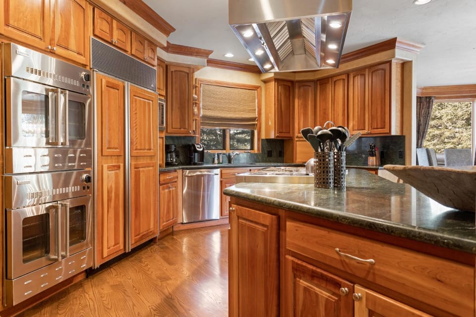 Outdoor Private Hot Tub, In Home Movie Theater, Luxurious Creekside Home House in Vail