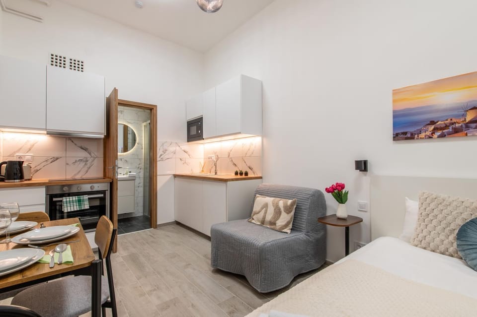 Bed, Kitchen or kitchenette, Living room, Seating area, Dining area, Bedroom, oven, stove