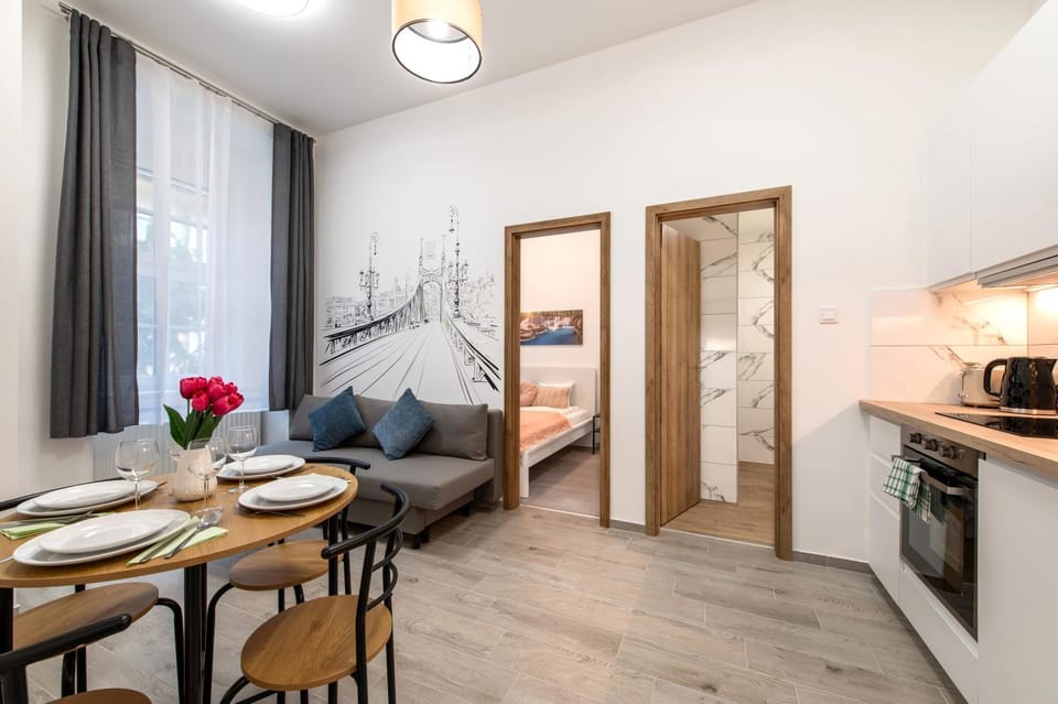 Kitchen or kitchenette, Living room, Seating area, Dining area