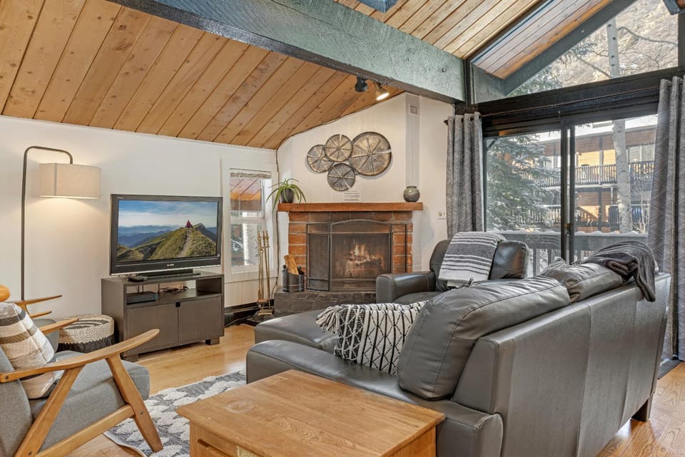 2 Bedroom Plus Loft, Right on Gore Creek, Free Bus Route, New Listing House in Vail
