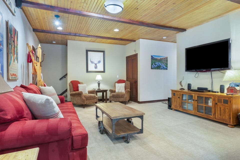 Private Hot Tub, Luxurious & Large with 3 Living Rooms, Convenient to Free Bus House in Vail