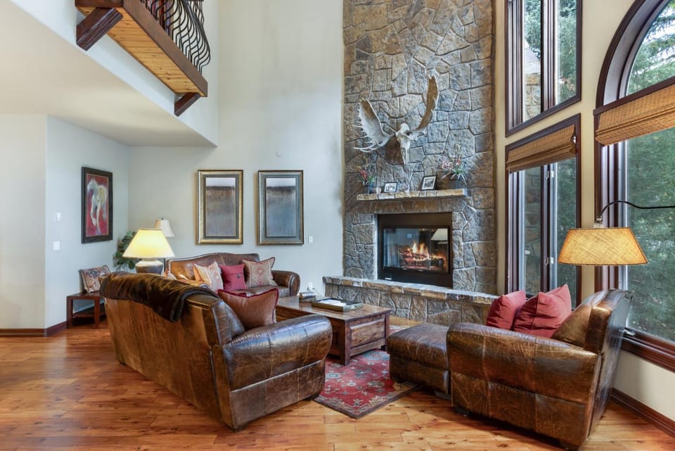 Private Hot Tub, Luxurious & Large with 3 Living Rooms, Convenient to Free Bus House in Vail
