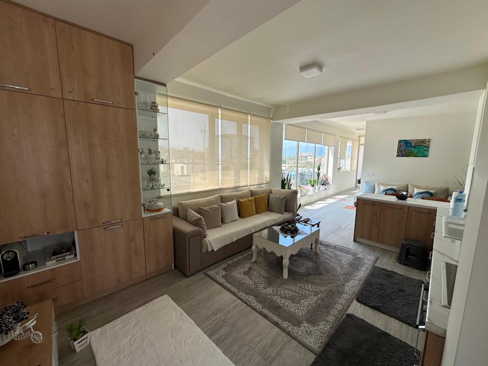 TV and multimedia, Kitchen or kitchenette, Living room, Seating area