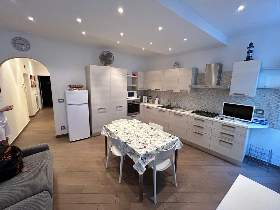 Kitchen or kitchenette, Dining area, dishwasher, oven