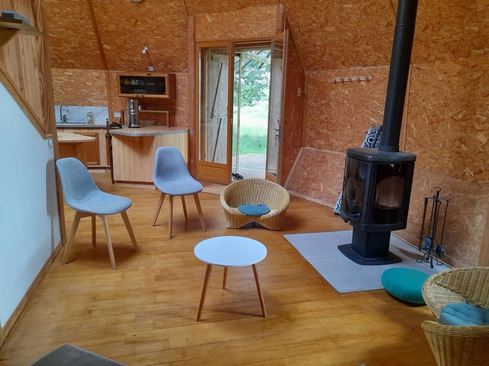Chambres en roulotte sur lieu atypique de ressourcement Bed and Breakfast in Nouvelle-Aquitaine