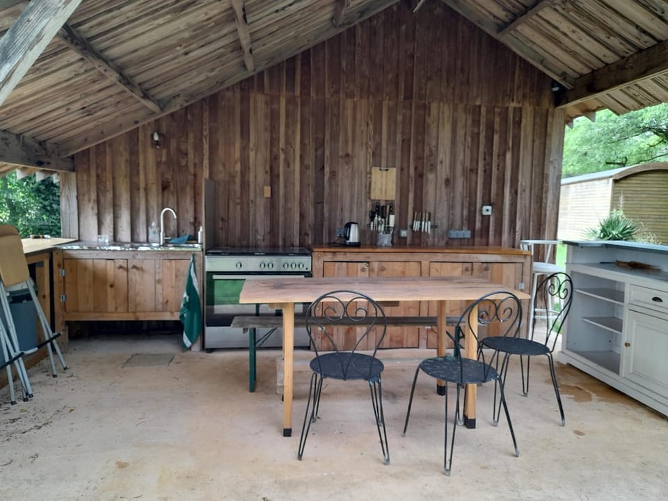 Chambres en roulotte sur lieu atypique de ressourcement Bed and Breakfast in Nouvelle-Aquitaine