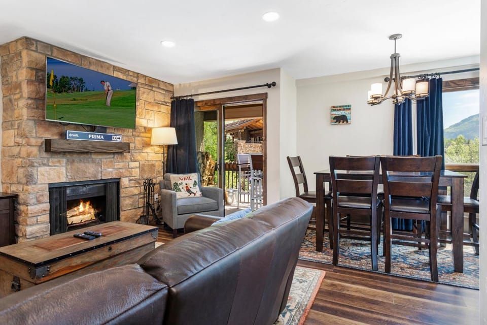 Rooftop Hot Tub, Free Parking, Renovated condo in the Heart of Lionshead Apartment in Vail