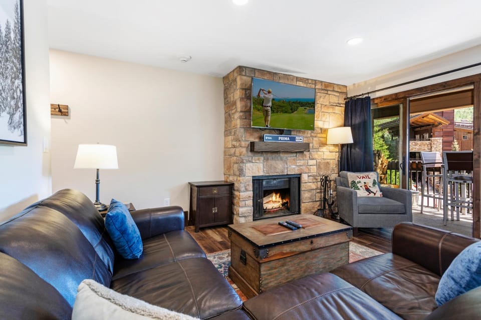 Rooftop Hot Tub, Free Parking, Renovated condo in the Heart of Lionshead Apartment in Vail