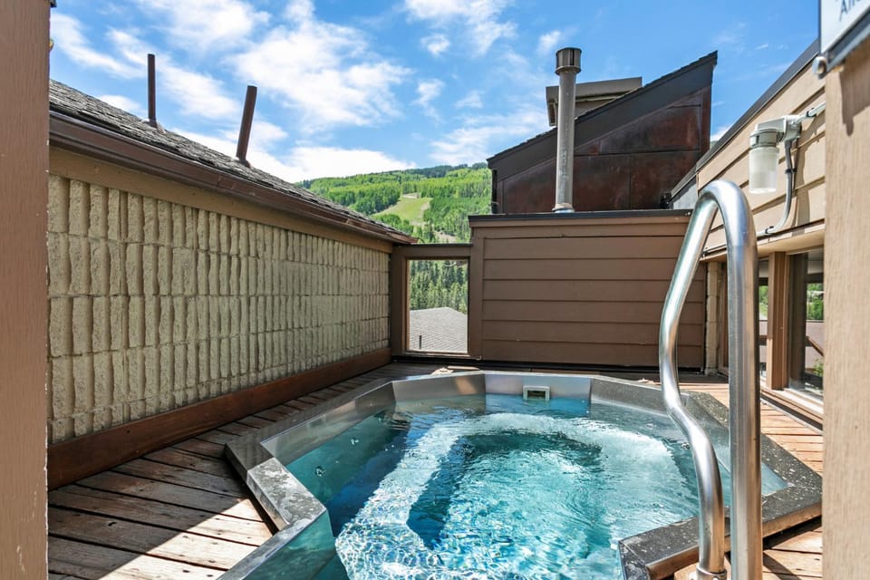 Rooftop Hot Tub, Free Parking, Renovated condo in the Heart of Lionshead Apartment in Vail