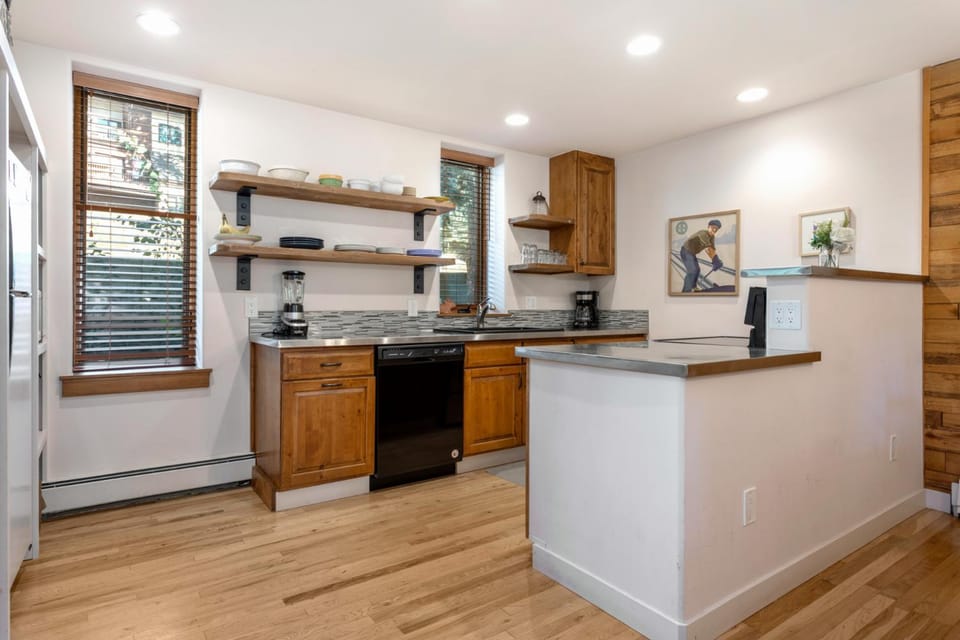 Outdoor Pool, Gas Grill, Private Washer & Dryer, On Bus Route House in Vail